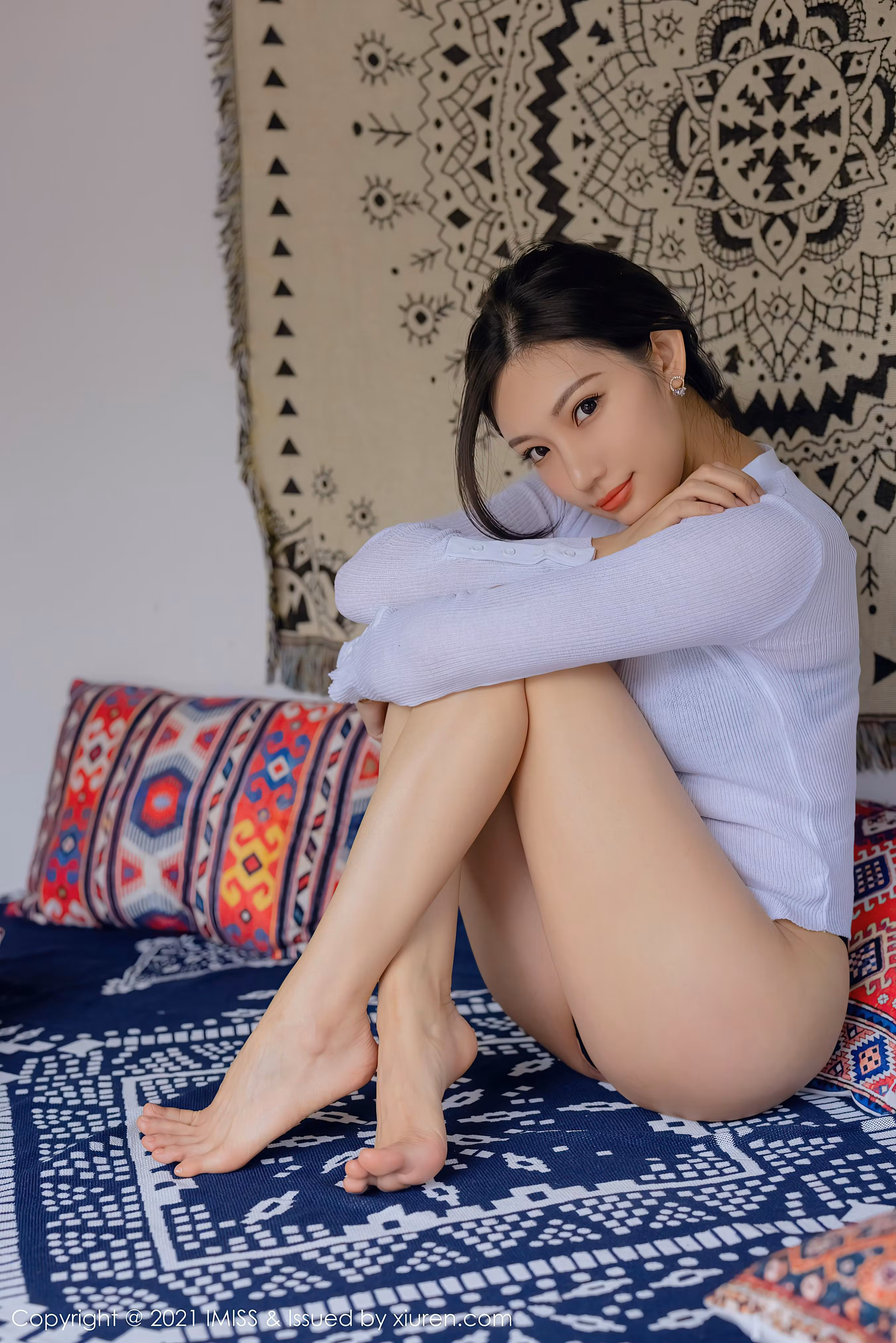 小狐狸Kathryn身穿紧身针织衫搭配黑丝袜床上侧坐摆拍